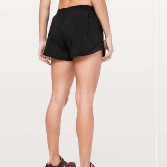 Lululemon Size 12 Hotty Hot Short Long 4" Black - Picture 1 of 5
